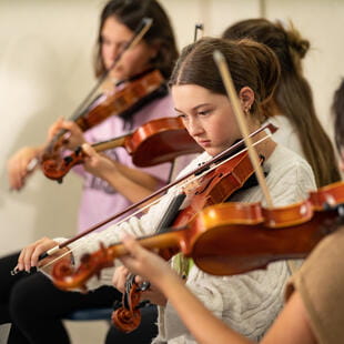 Extracurricular Activities | Colegio Menor Quito - 04 - Feature Cards Pattern - Creativity and Culture